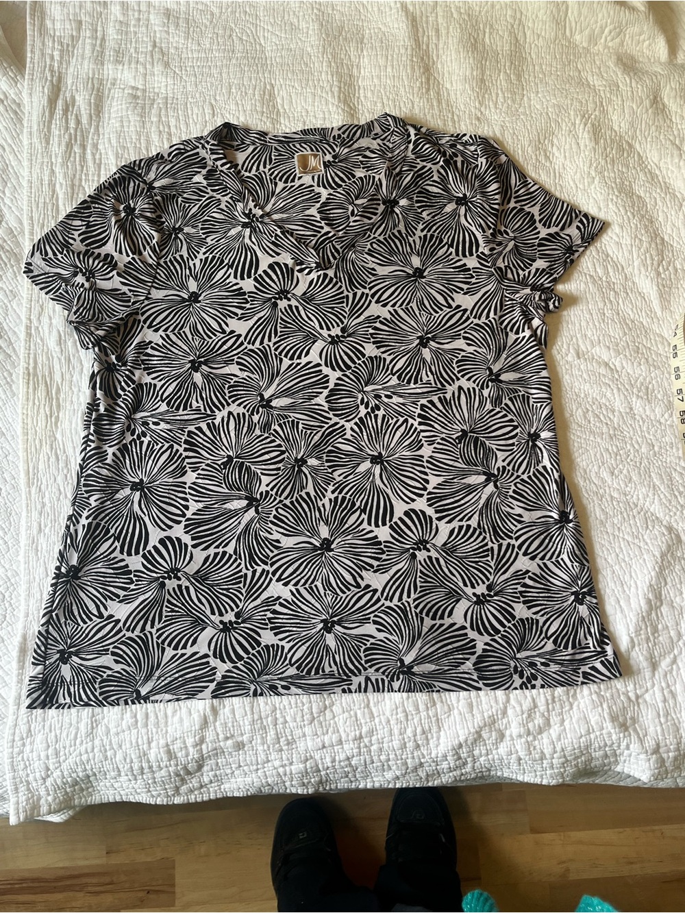 JM Collection Black and White Floral Short Sleeve V-Neck Top